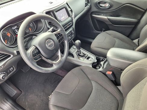 Used 2019 Jeep Cherokee Latitude w/ Popular Appearance Group image 8