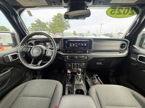 Used 2025 Jeep Wrangler Unlimited Rubicon AWD/4WD image 27