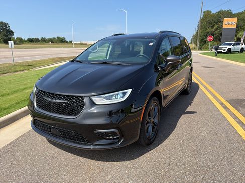 Certified 2023 Chrysler Pacifica Touring-L w/ Road Tripper Package AWD/4WD image 12