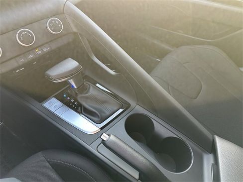 Used 2025 Hyundai Elantra SE image 25
