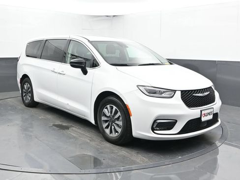 Used 2024 Chrysler Pacifica Limited FWD image 6