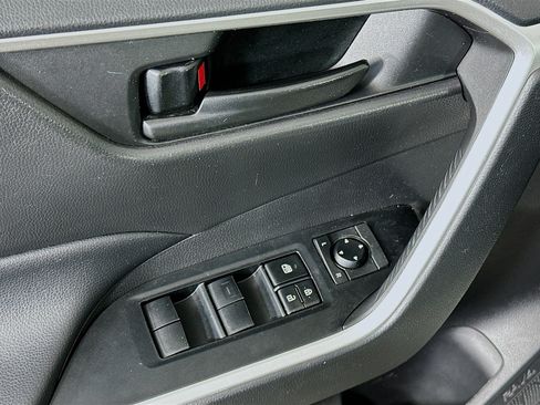 Used 2020 Toyota RAV4 LE AWD/4WD image 15