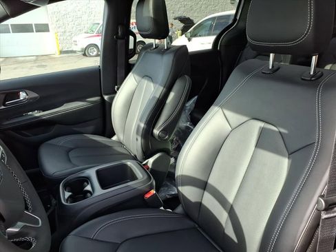 New 2026 Chrysler Pacifica Select FWD image 15