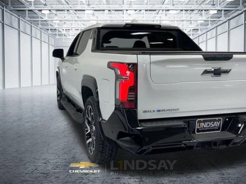 Used 2025 Chevrolet Silverado EV RST AWD/4WD image 8