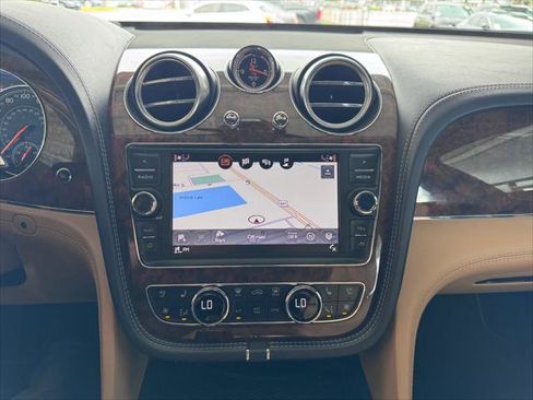 Used 2019 Bentley Bentayga AWD/4WD image 18