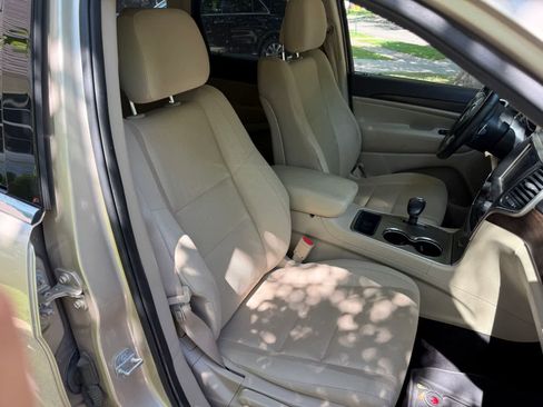 Used 2014 Jeep Grand Cherokee Laredo w/ 18" Wheel & 8.4" Radio Group image 17