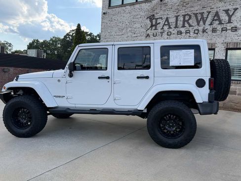 Used 2012 Jeep Wrangler Unlimited Sahara AWD/4WD image 10