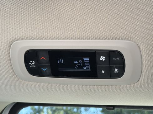 Used 2024 Chrysler Pacifica Touring-L FWD image 20