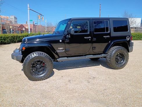 Used 2014 Jeep Wrangler Unlimited Sahara w/ Connectivity Group image 7