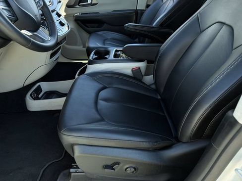 Used 2024 Chrysler Pacifica Touring-L FWD image 21