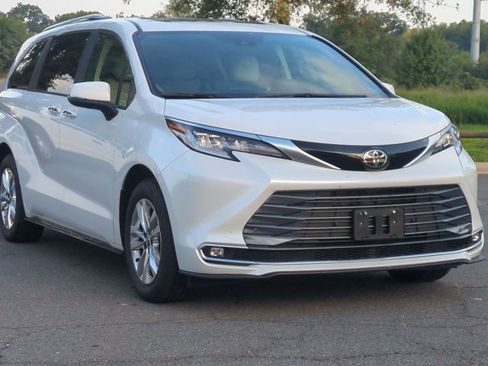 Used 2026 Toyota Sienna Limited AWD/4WD image 3