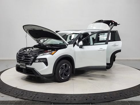 Used 2025 Nissan Rogue SV w/ SV Premium Package FWD image 11