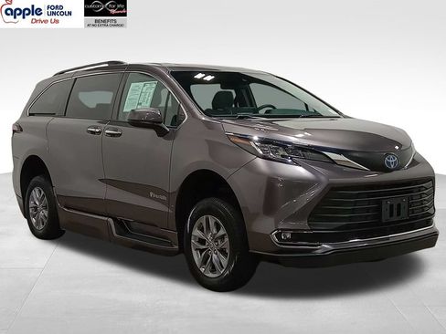 Used 2022 Toyota Sienna XLE w/ XLE Plus Package FWD image 1