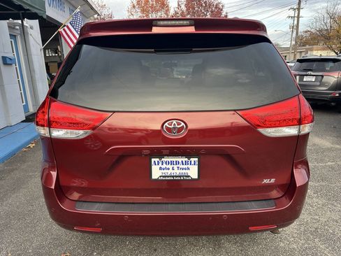 Used 2011 Toyota Sienna XLE image 9