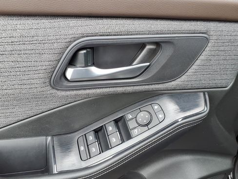 Used 2023 Nissan Rogue SV image 13