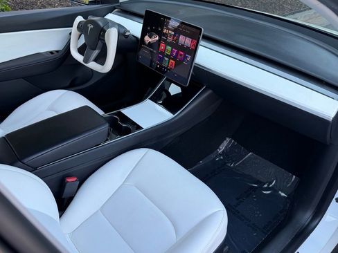 Used 2021 Tesla Model Y Long Range image 32