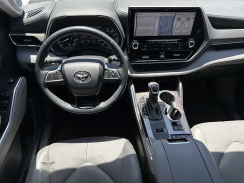 Used 2021 Toyota Highlander Limited FWD image 11