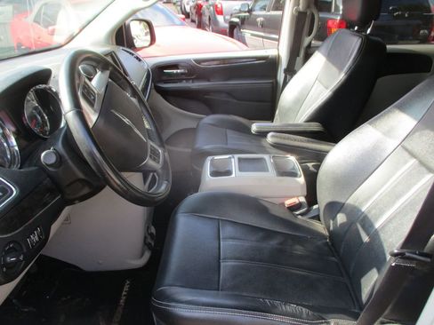 Used 2013 Chrysler Town & Country Touring image 10