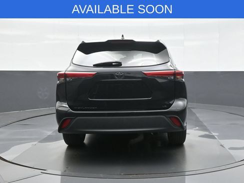 Used 2023 Toyota Highlander LE FWD image 6
