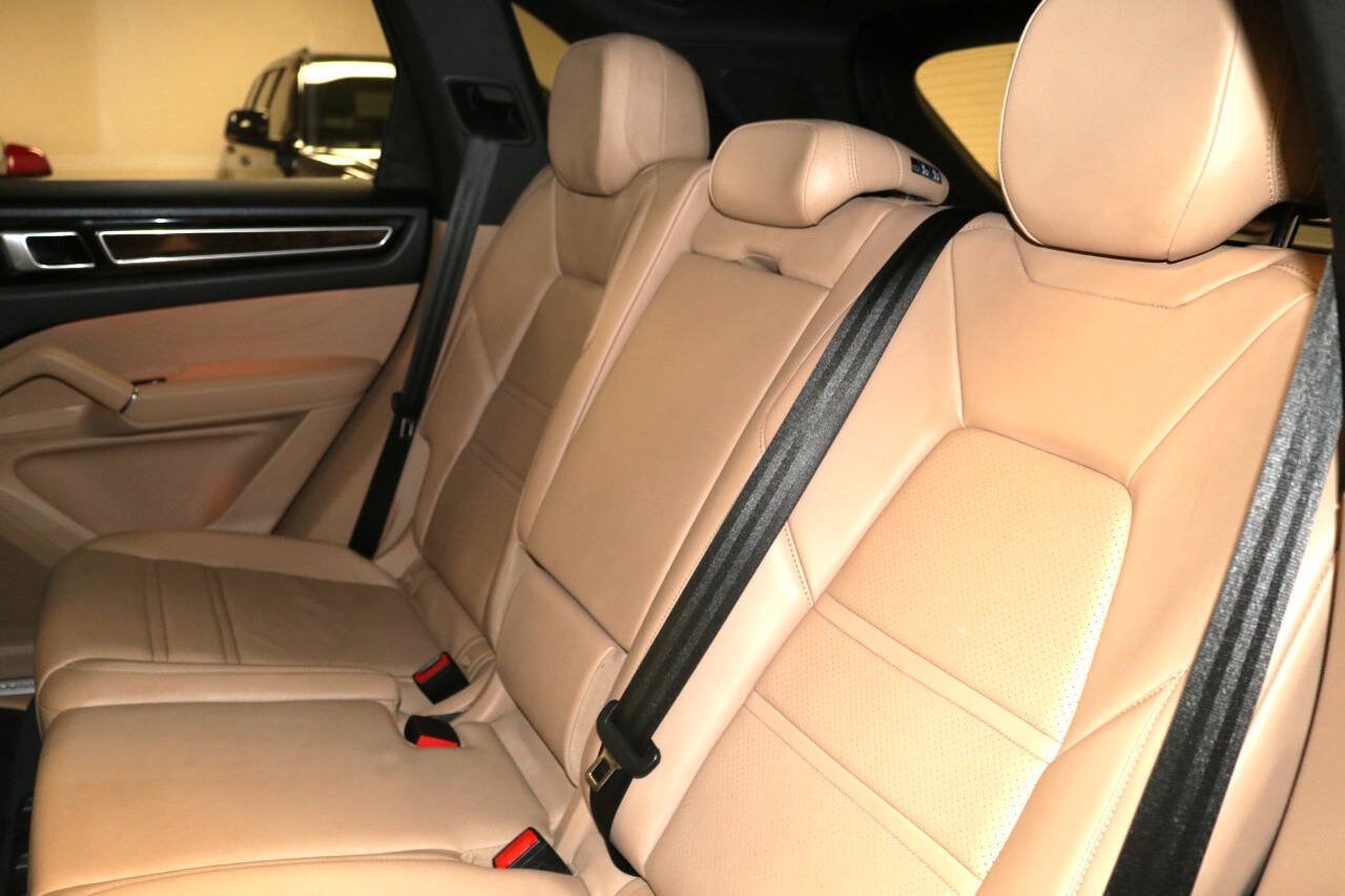 Used 2020 Porsche Cayenne Turbo AWD/4WD image 78