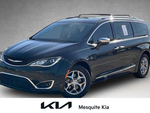 Used 2017 Chrysler Pacifica Limited FWD image 1