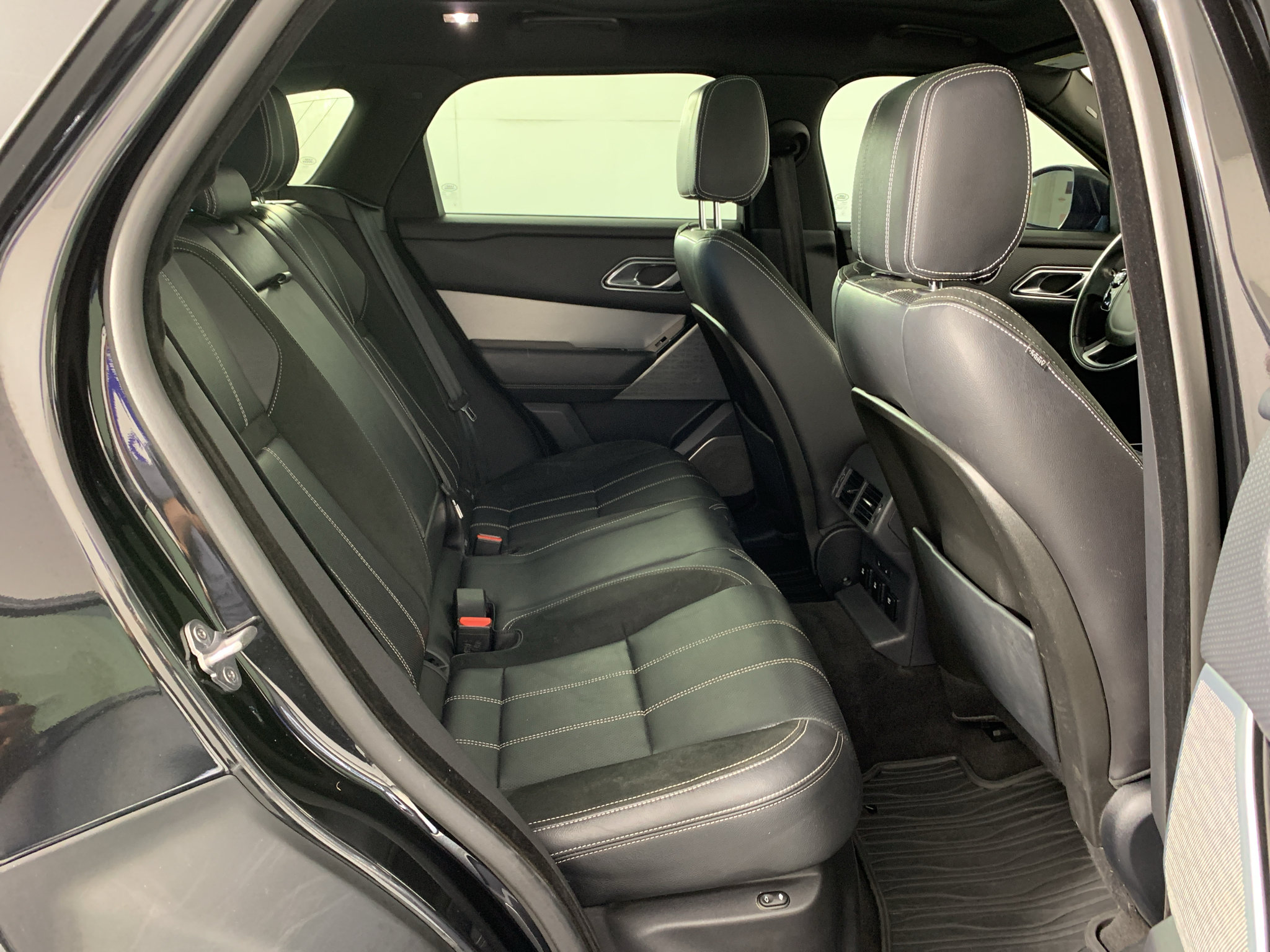 Used 2018 Land Rover Range Rover Velar R-Dynamic SE AWD/4WD image 36