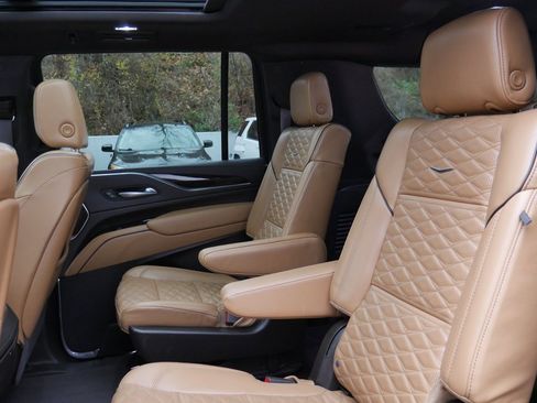 Used 2023 Cadillac Escalade ESV Premium Luxury image 31