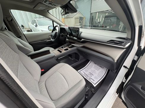 Used 2024 Toyota Sienna LE w/ LE Plus Package AWD/4WD image 12