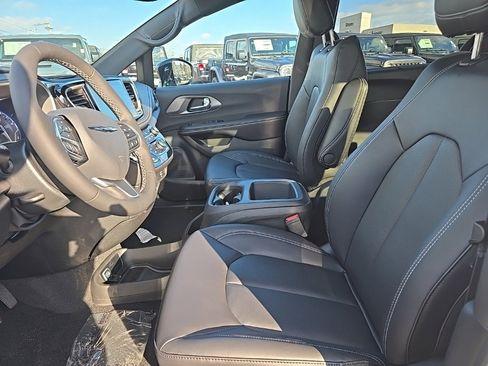 New 2026 Chrysler Pacifica Select image 21