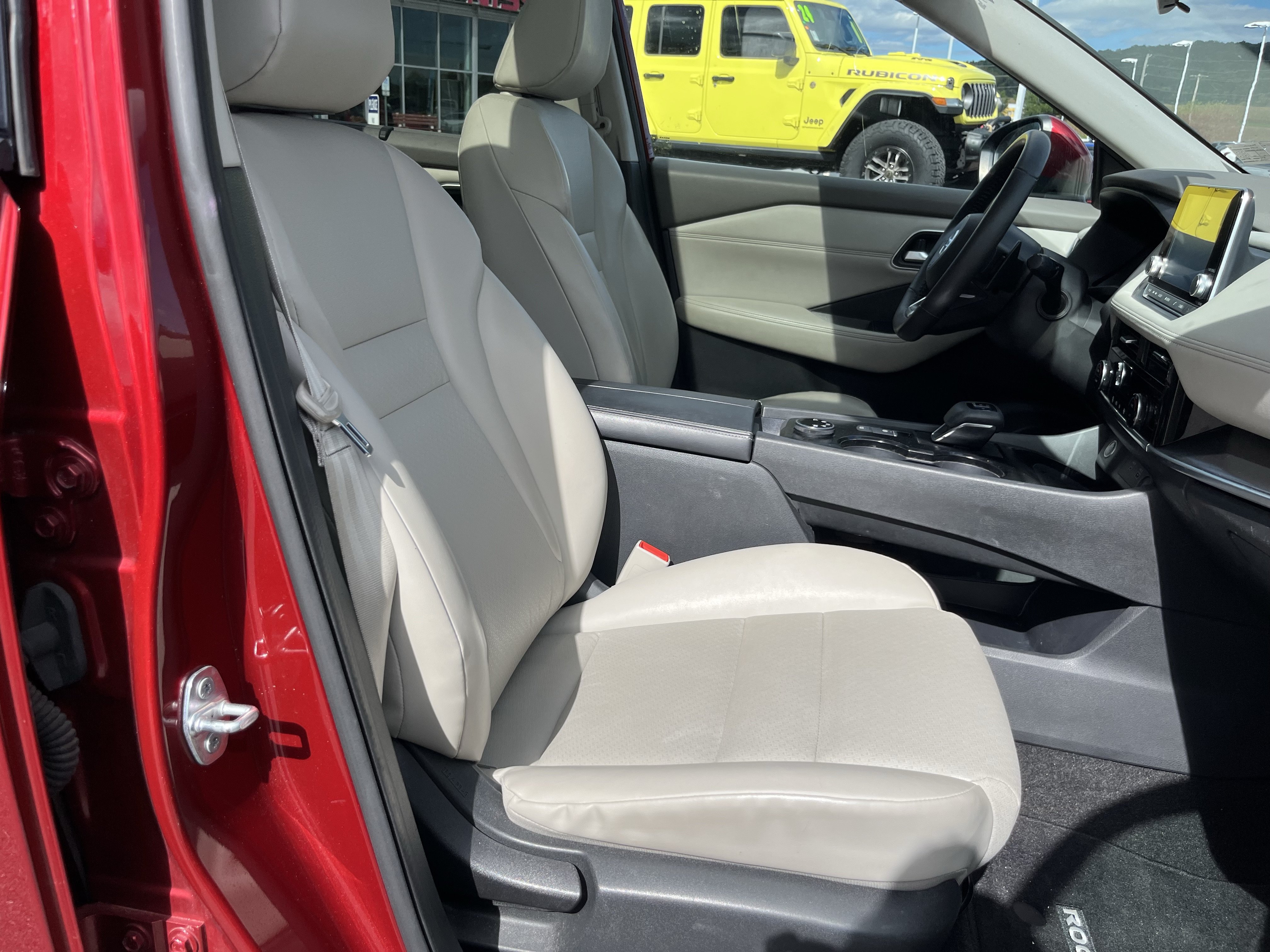 Used 2021 Nissan Rogue SV w/ Premium Package AWD/4WD image 3