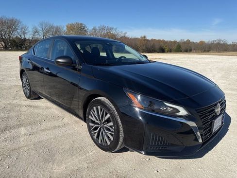 Used 2025 Nissan Altima 2.5 SV FWD image 6