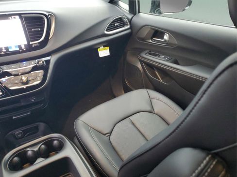 New 2026 Chrysler Voyager LX image 10