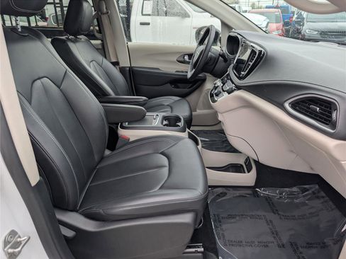 Used 2024 Chrysler Pacifica Select FWD image 11