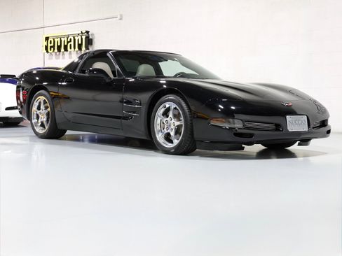 Used 2004 Chevrolet Corvette Coupe w/ Roof Package RWD image 19
