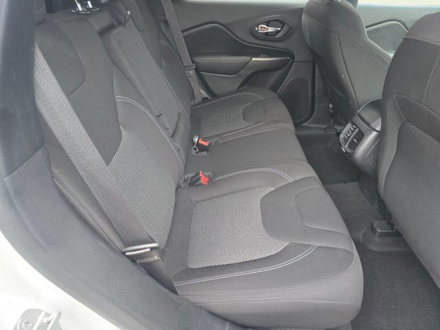 Used 2020 Jeep Cherokee Latitude w/ Cold Weather Group FWD image 28
