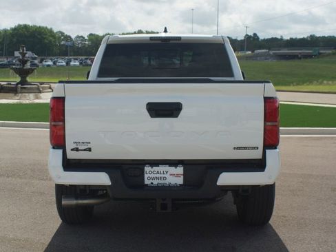 Used 2025 Toyota Tacoma TRD Sport AWD/4WD image 3