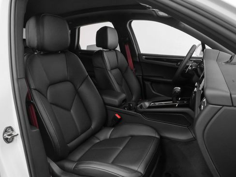 Used 2025 Porsche Macan image 21