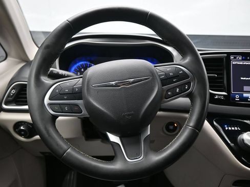 Used 2022 Chrysler Pacifica Touring-L FWD image 14