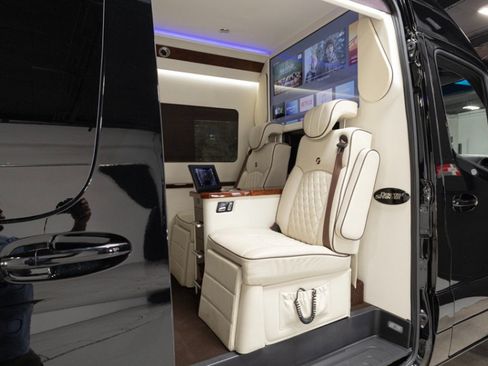 Used 2019 Mercedes-Benz Sprinter 2500 w/ Premium Package image 23