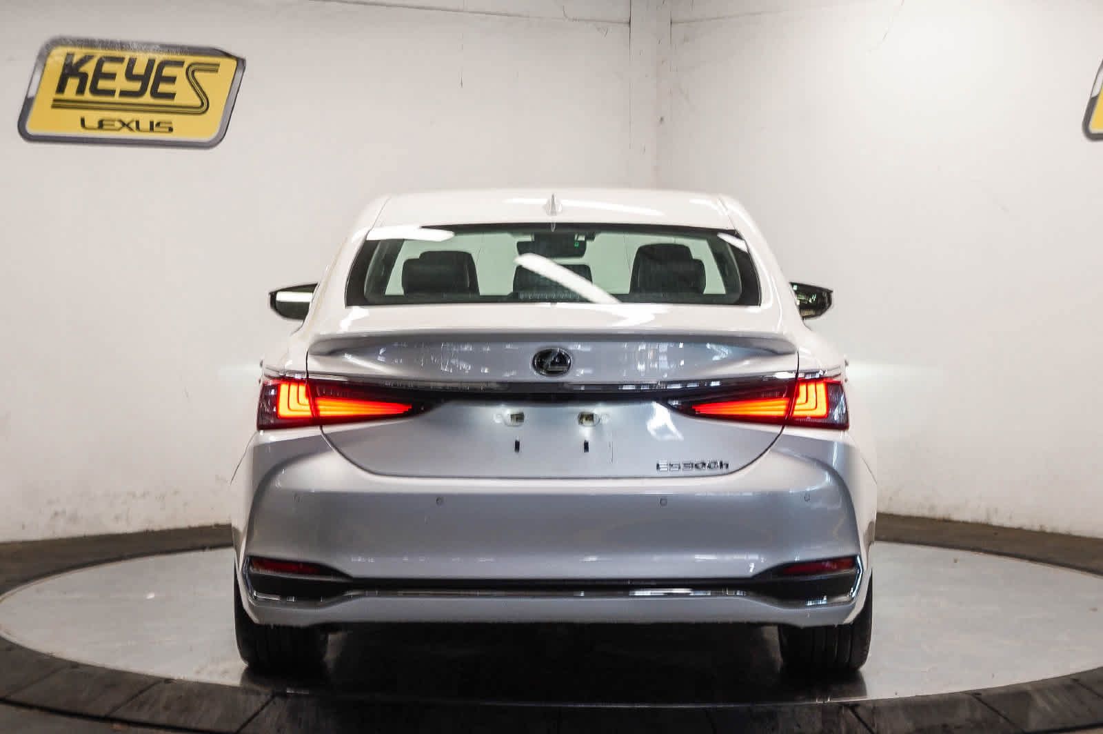 Used 2024 Lexus ES 300h w/ Premium Package FWD image 3