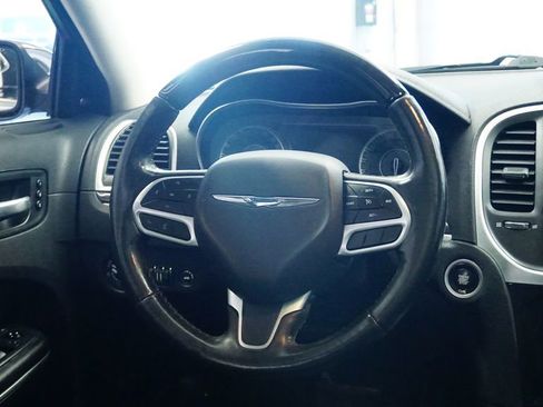 Used 2019 Chrysler 300 Limited image 22