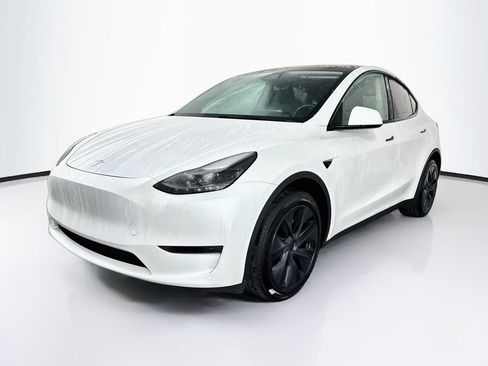 Used 2025 Tesla Model Y Long Range RWD image 3