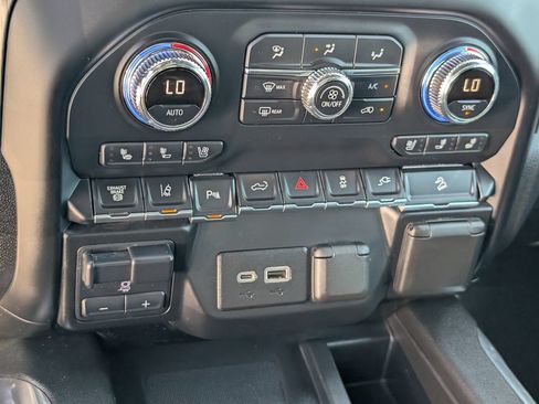 Used 2022 GMC Sierra 2500 Denali w/ Denali Ultimate Package AWD/4WD image 17