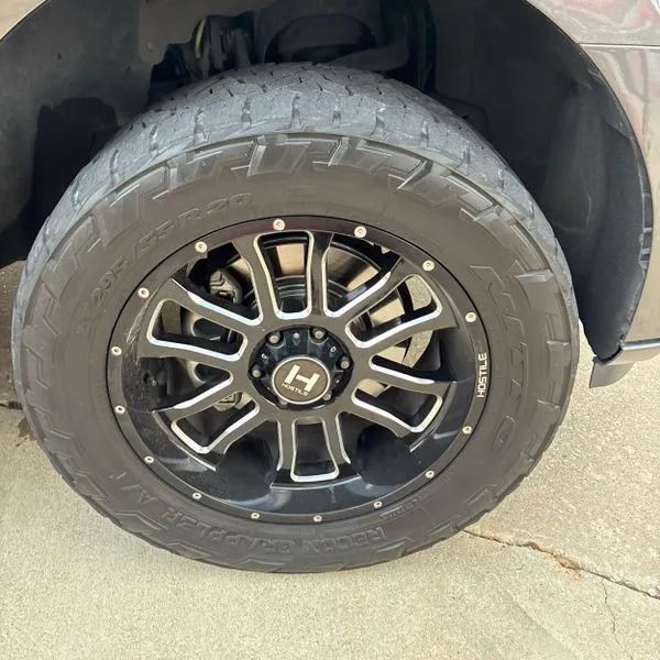 Used 2019 Ford Expedition XLT w/ Equipment Group 202A AWD/4WD image 17