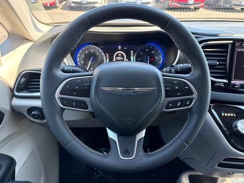 Used 2022 Chrysler Pacifica Touring-L FWD image 17