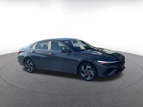 Used 2025 Hyundai Elantra SEL image 2
