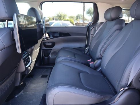 Used 2025 Kia Carnival SX Prestige image 20