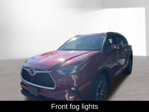 Used 2023 Toyota Highlander XLE AWD/4WD image 12