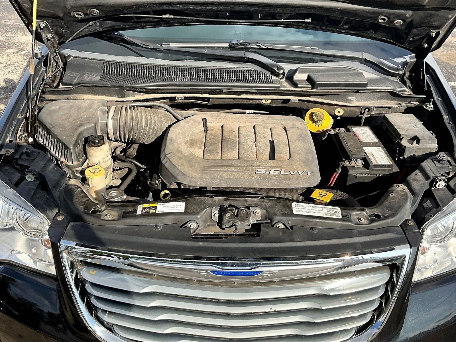 Used 2015 Chrysler Town & Country Touring-L w/ Driver Convenience Group FWD image 29