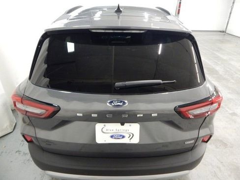 Used 2025 Ford Escape SE image 4